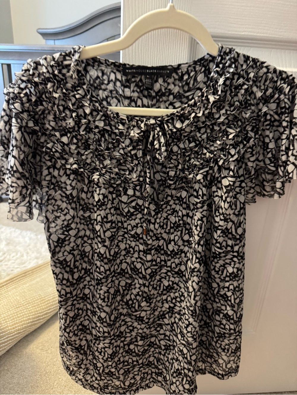 White House Black Market Black and White Leaf-Print Short Sleeve Blouse Size Lar